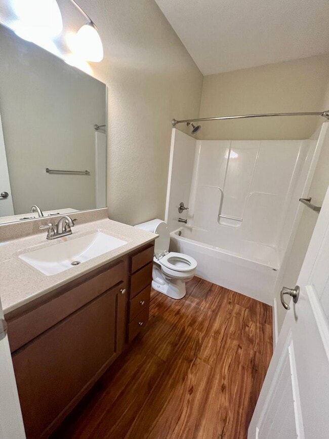 Building Photo - 3 Bed Townhome in Excellent West Side Location!