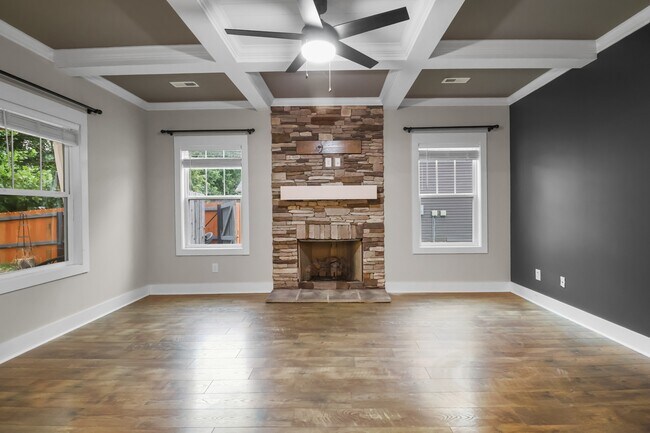Building Photo - 515 Somerset Ln