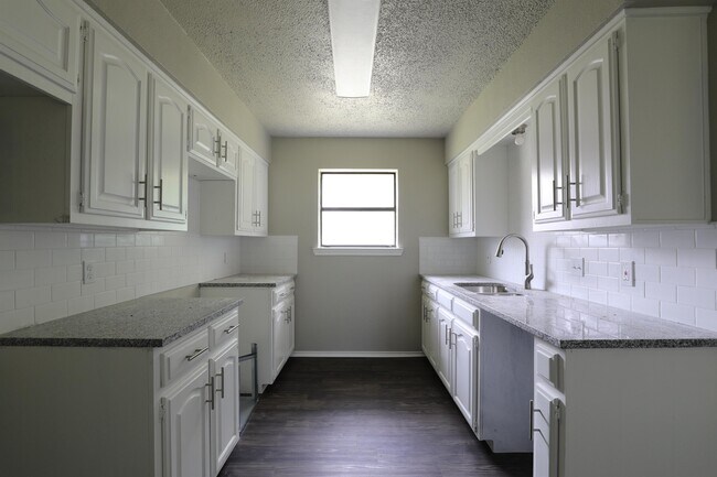 Building Photo - 811 Clyde St