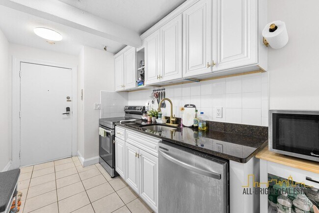 Building Photo - Awesome location one bedroom in Allston