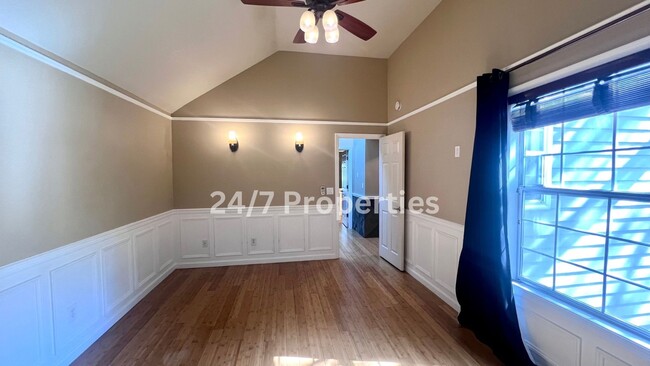 Building Photo - Townhome in Raleigh Hills - 2 Bedroom Suit...