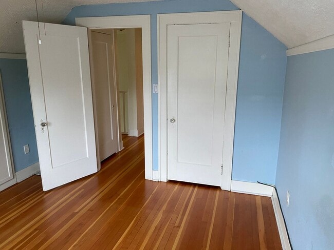 Building Photo - Arbor Lodge Bungalow!