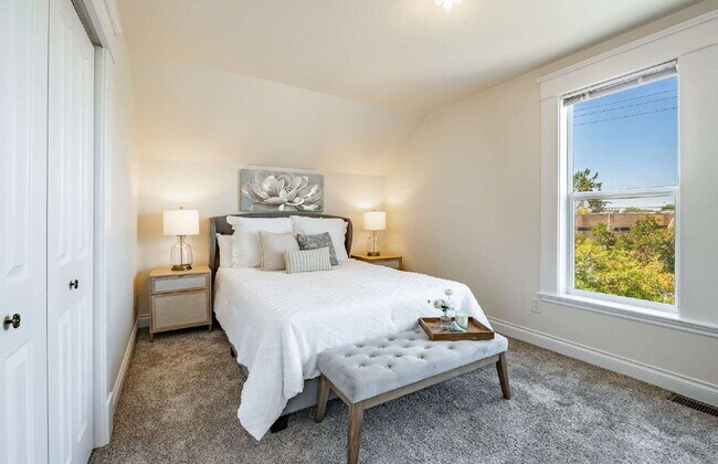 Building Photo - Charming, Spacious 5-Bedroom Home in York ...
