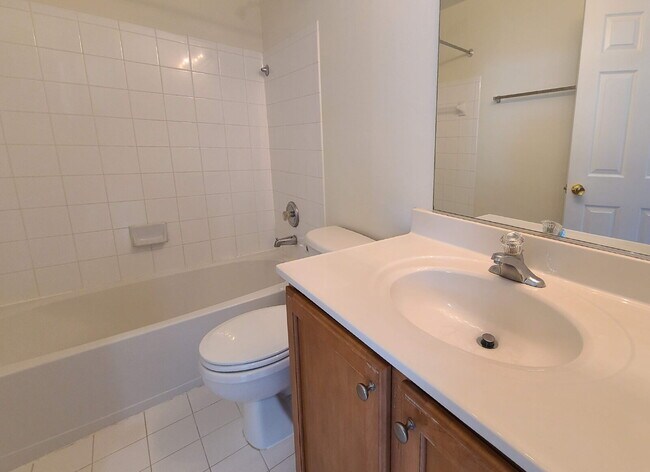 Building Photo - 210 Hillside Ct