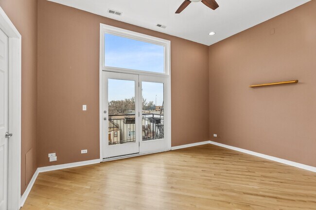 Building Photo - 2625 W Chicago Ave