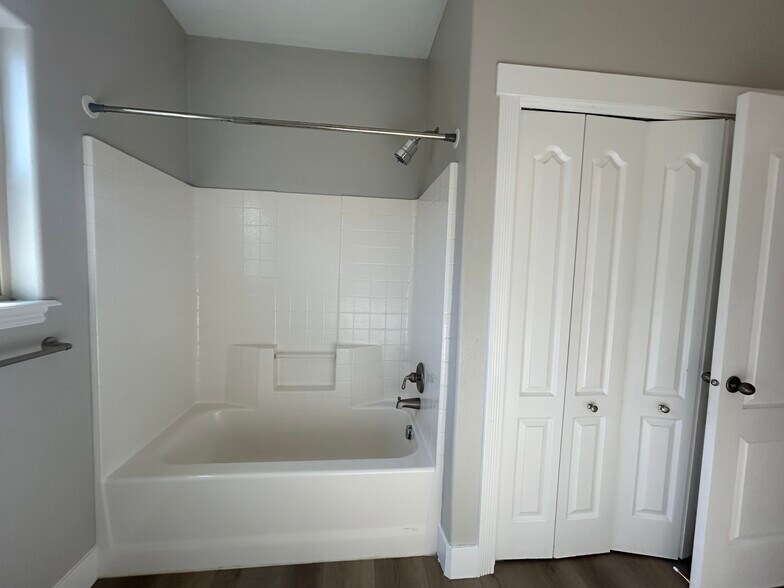 Building Photo - 5535 N Lolo Pass Ave