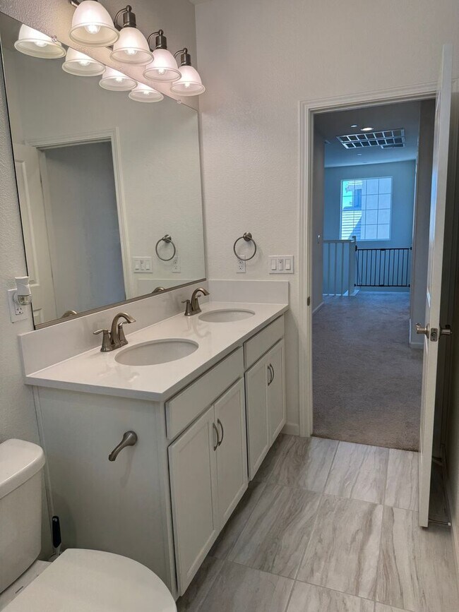 Building Photo - Beautiful 5 Bedroom, 3 Bathroom, 2800 Sqft...