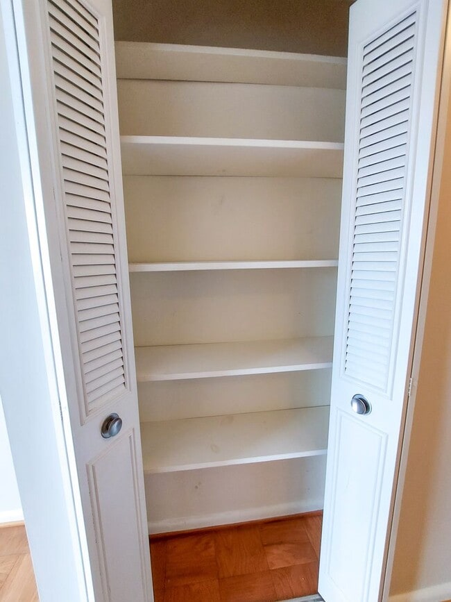 Building Photo - Lovely Studio Apartment in Highly-Sought G...