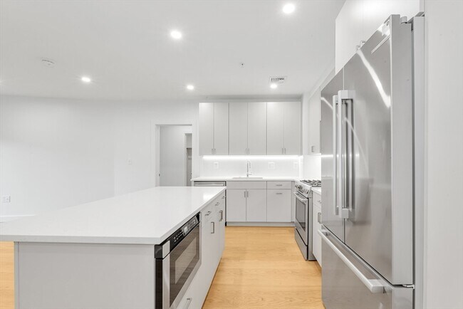 Building Photo - 256 Dorchester St
