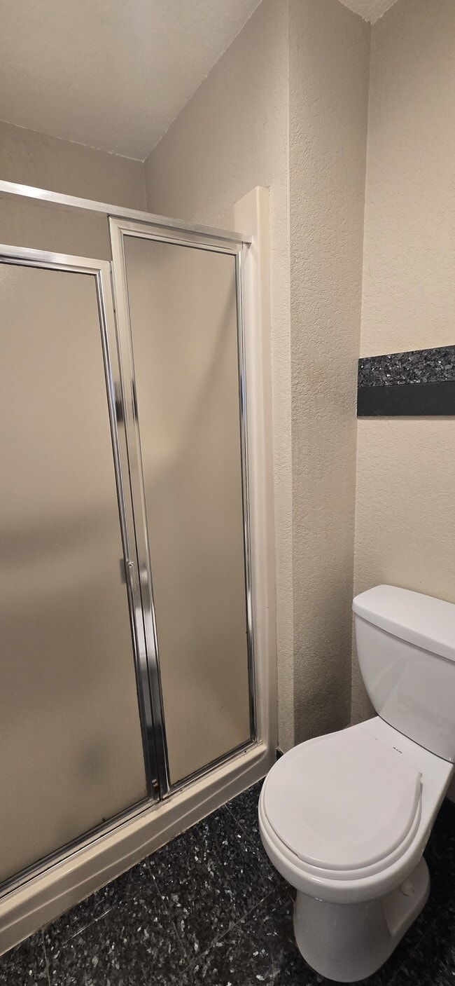 Building Photo - 7 Lake Bellevue Dr