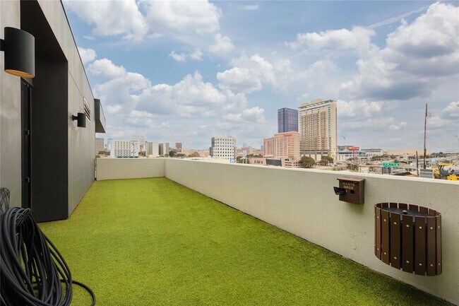 Building Photo - 800 Embassy Dr