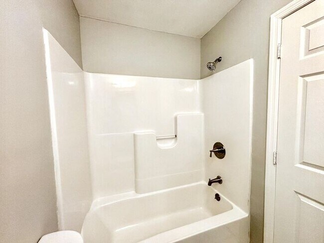 Building Photo - Charming 4-Bedroom Home with Fenced Yard a...