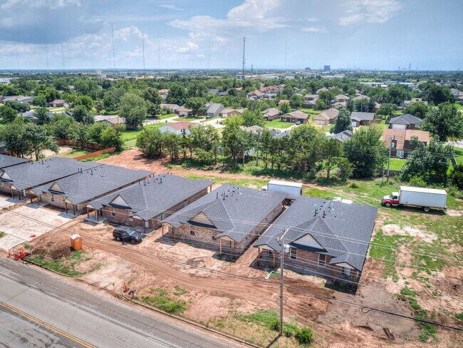 Building Photo - Stylish & Spacious 3-Bedroom Duplex in North Oklahoma City