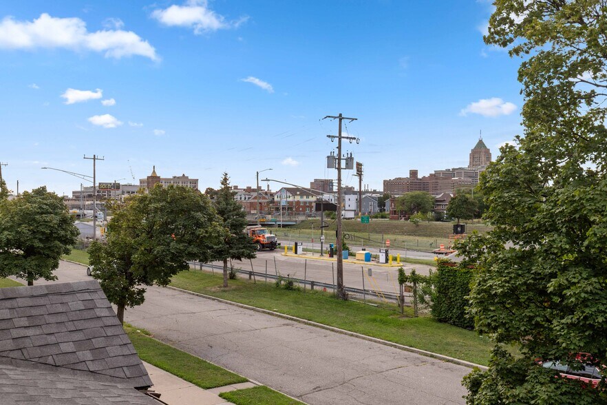 Building Photo - 310 Hendrie St