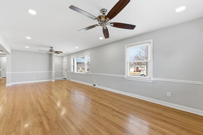 Building Photo - 2725 Greendale Ave
