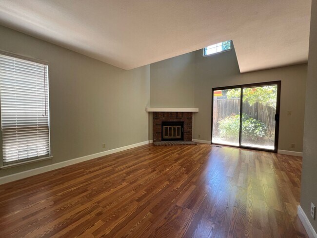 Building Photo - Chic Campbell End Unit Townhouse with 2 Bedrooms, Loft & 2.5 Baths