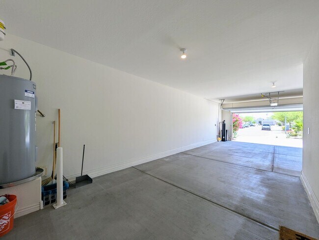 Building Photo - 6952 W Golden Ln