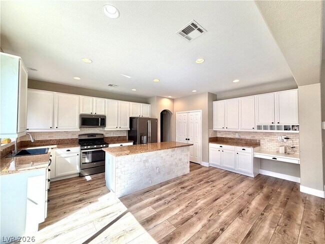 Building Photo - 7919 Quiet Canyon St