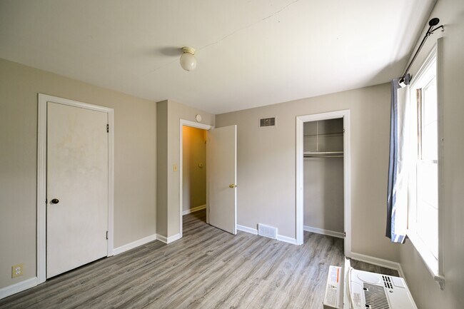 Building Photo - 8 Clarke St