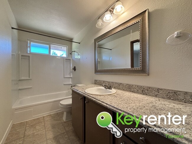 Building Photo - North Tacoma home located in Cul-De-Sac an...