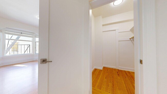 Building Photo - 1060 Bush St