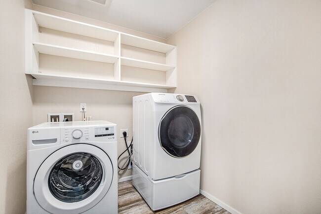 Building Photo - Gorgeous 4 Bed, 3.5 Bath Home in North West Denver