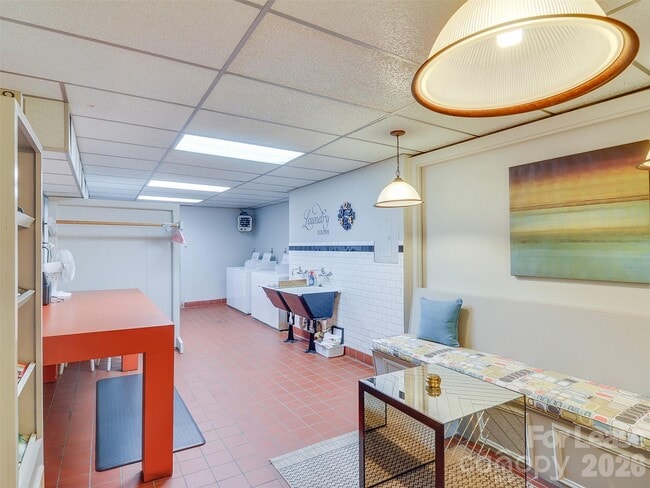 Building Photo - 301 W 10th St