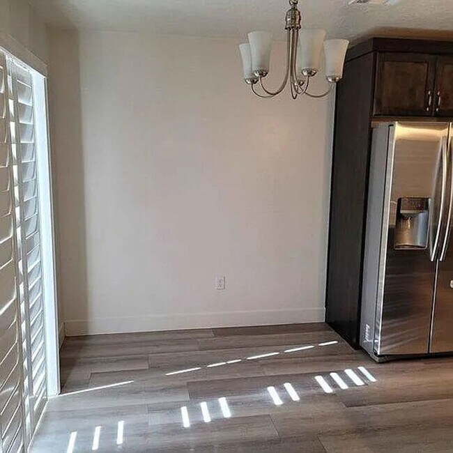 Building Photo - End Unit 4 Bedroom Townhome