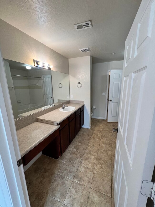 Building Photo - 2801 Chancellorsville Dr
