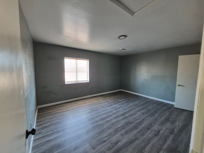 Building Photo - Pueblo Ave