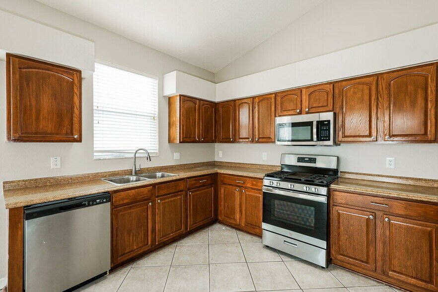 Building Photo - 1518 Wakefield Dr