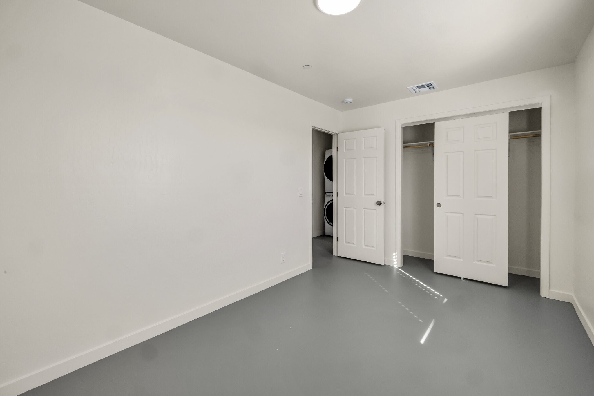 Building Photo - 1340 W Mariposa Ave