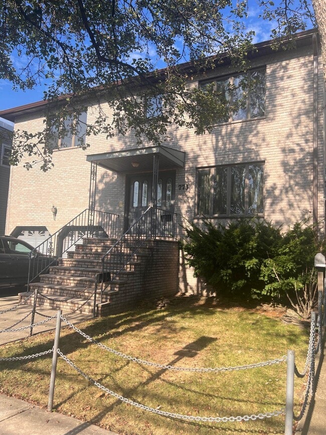 Building Photo - 773 1st St