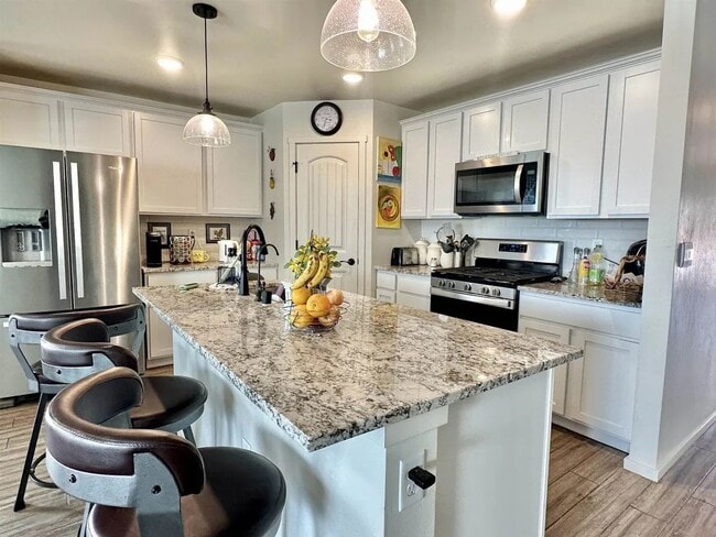 Building Photo - Beautiful 4 Bedroom/3 Bathroom Home