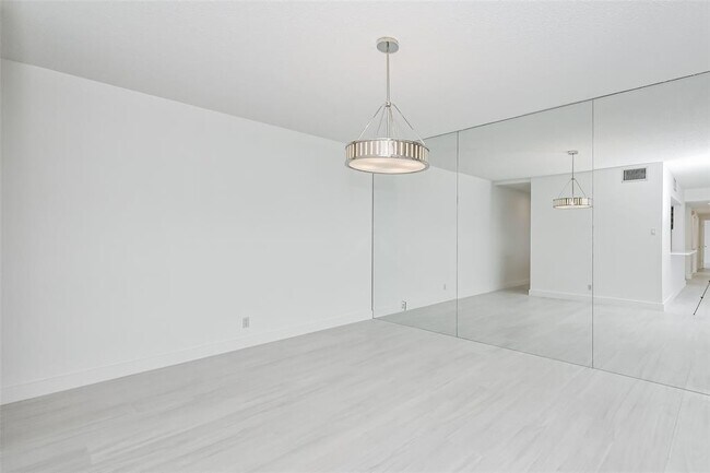 Building Photo - 5001 Woodway Dr