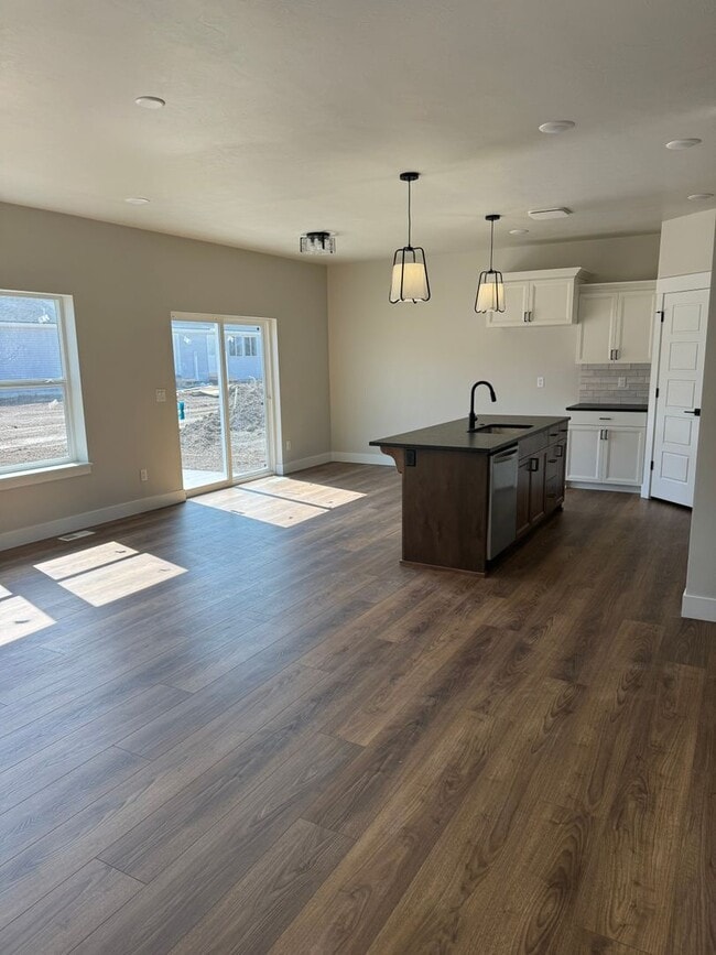 Building Photo - BEAUTIFUL 3 Bed 2 Bath Twin home in Sugar city!