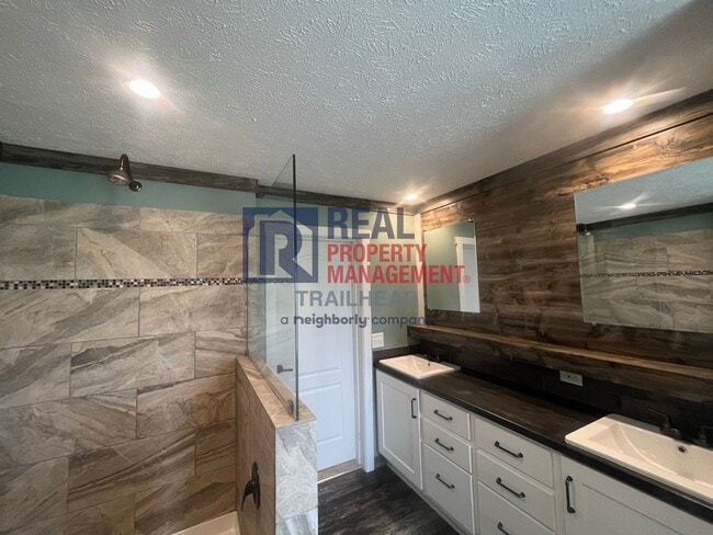 Building Photo - 3 Bed / 2 Bath Farmhouse Styled Home – Move In Ready