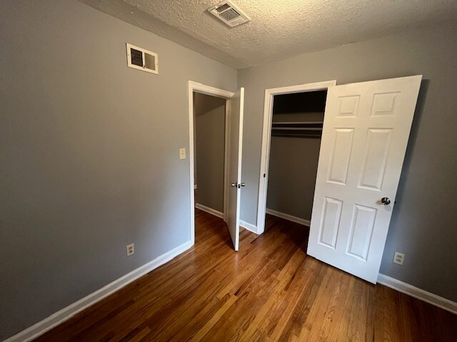 Building Photo - 204 Ravenwood Way