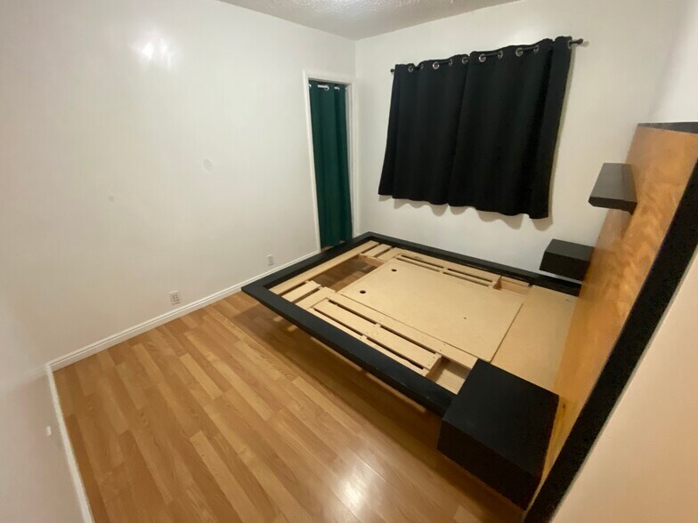 Building Photo - 160 E Leslie Ave