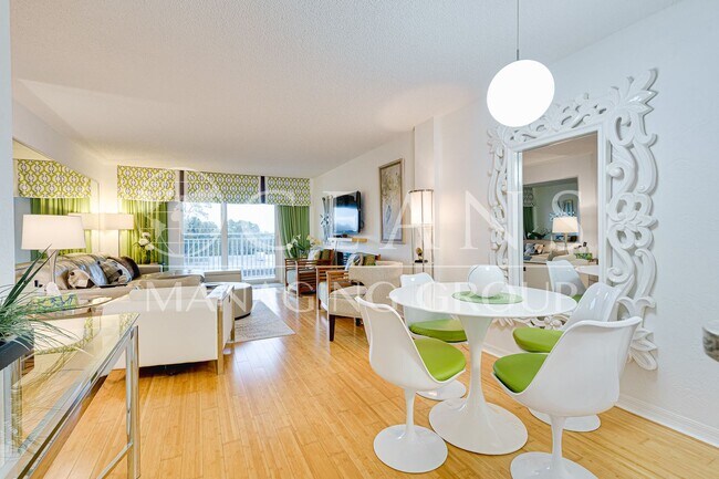 Building Photo - 2 bedrooms, 1 bath Condo located near the World's Most Famous Beach