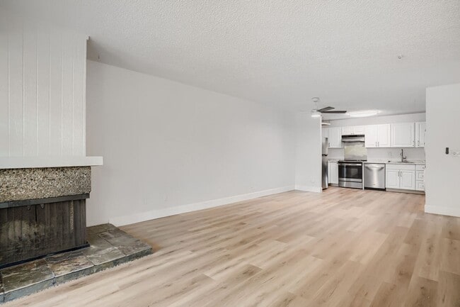 Building Photo - Fully Remodeled 2BD/1.5 Bath Boulder Condo - Available NOW
