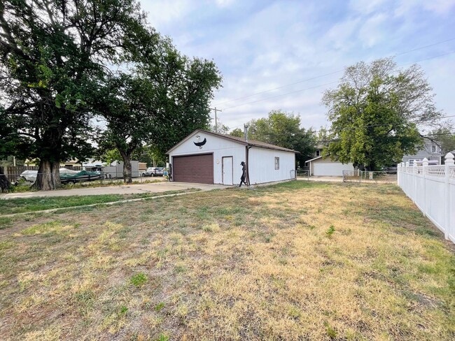 Building Photo - 3 Bedroom With Oversized Garage