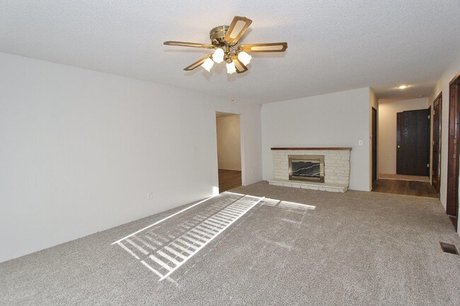 Building Photo - 2412 Robert Ave