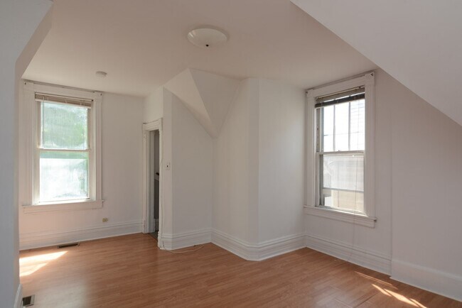 Building Photo - 3113 N Racine Ave