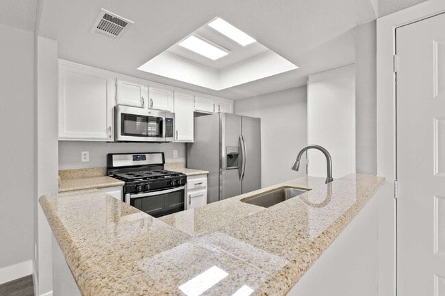 Building Photo - 7100 W Pirates Cove Rd