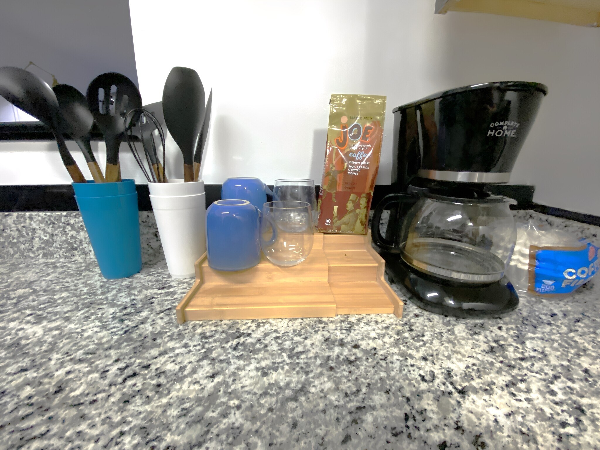 Fully-equipped kitchen - 4220 Wilshire Blvd