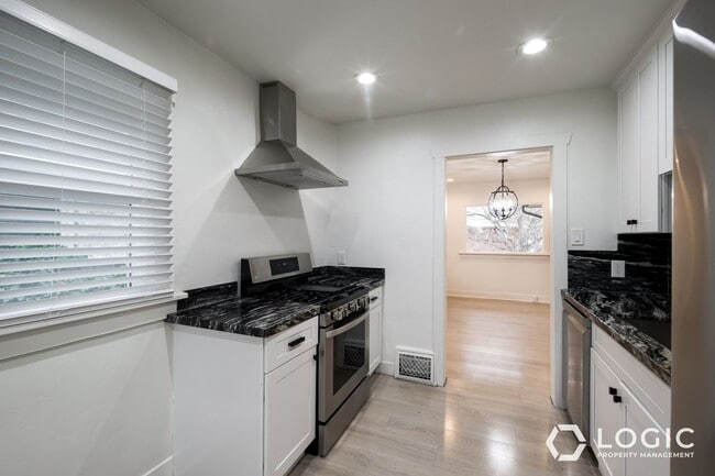 Building Photo - 2347 S Green St