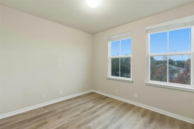 Building Photo - 930 Alamo Plaza Dr