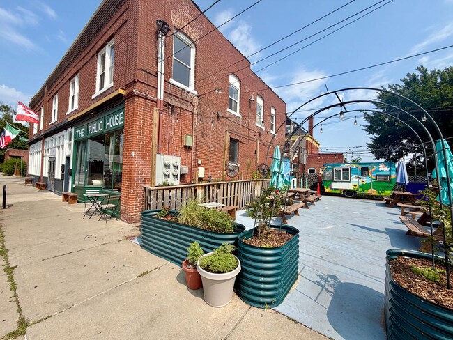 Building Photo - 2202 Lexington Ave