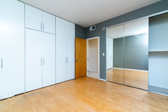 Building Photo - Prime Venice 1Bed/1Bath Condo! Don't Miss Out!